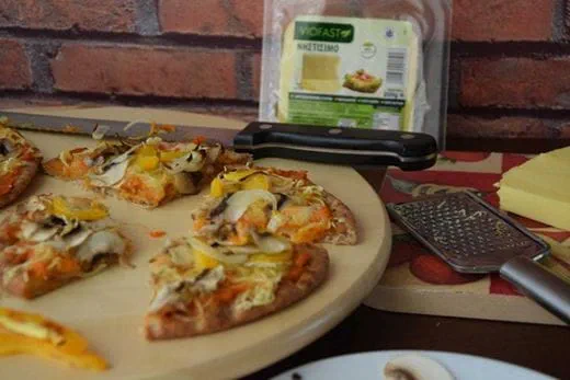 recipe image Πίτσα λαχανικών με χούμους και Viofast
